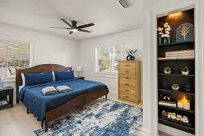 3 chambres, bureau, fer et planche à repasser, lit de bébé portatif