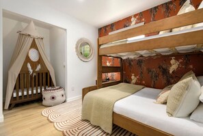 デスク、アイロン / アイロン台、旅行用ベビーベッド、WiFi