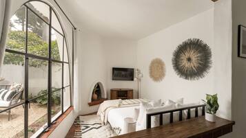 1 slaapkamer, een bureau, een strijkplank/strijkijzer, reisbedje