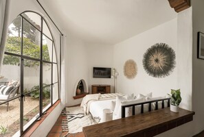 1 habitación, escritorio, tabla de planchar con plancha y cuna de viaje