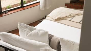 1 habitación, escritorio, tabla de planchar con plancha y cuna de viaje