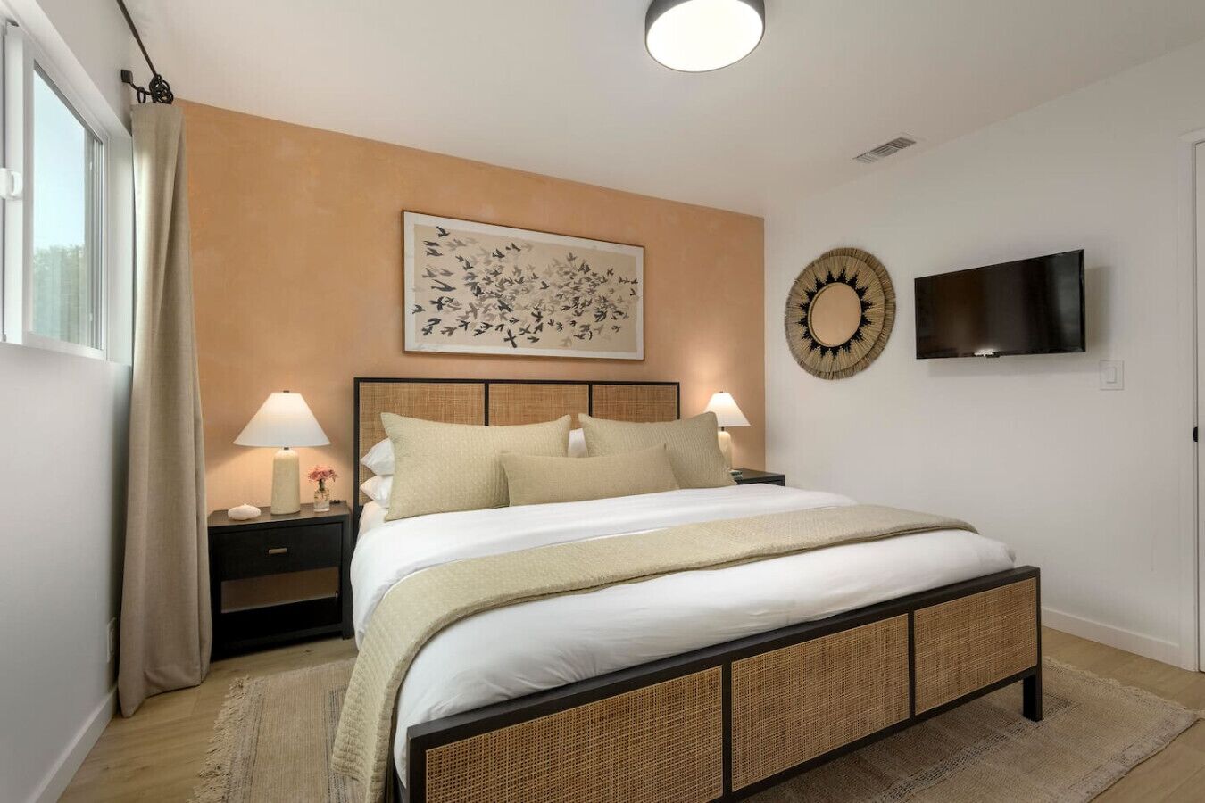 2 dormitorios, escritorio, tabla de planchar con plancha y cuna de viaje