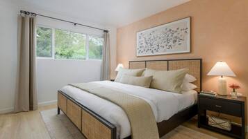 Bureau, fer et planche à repasser, lit parapluie, Wi-Fi