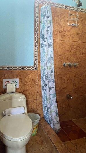 Basic Room, Multiple Beds, Sea View | Bathroom - El Paraíso Azul (Ciudad Cortés)