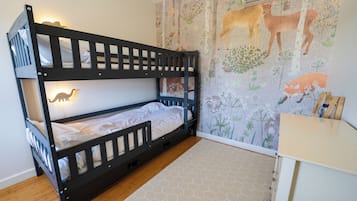 Quarto casal ou duplo família, para não fumantes, vista para a piscina | Quarto temático infantil