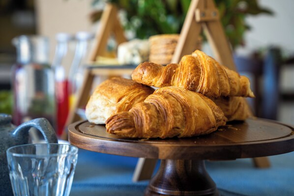 A wooden stand holding croissants, a glass, and a teapot. - Les Martinets - Fongrave (Fongrave)