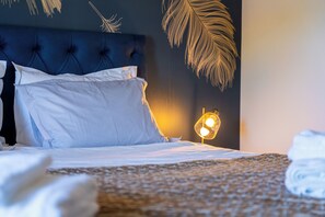 Habitación familiar con 1 cama matrimonial o 2 individuales, para no fumadores, vista a la alberca | Decoración personalizada, muebles diferentes y wifi gratis