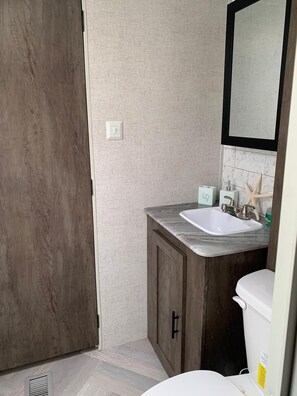 Secador de cabelo, toalhas de banho, sabonete, papel higiênico