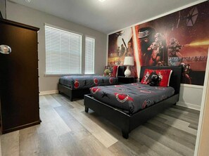 4 habitaciones, tabla de planchar con plancha, wifi y ropa de cama 