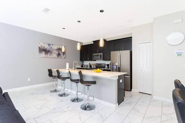 Refrigerador, microondas, horno, placa de cocina