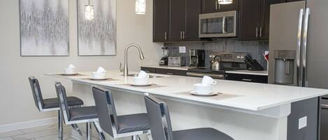 Geladeira, micro-ondas, fogão, cooktop