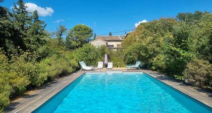 Maison de campagne avec grande piscine au milieu des bois, proche de Grignan