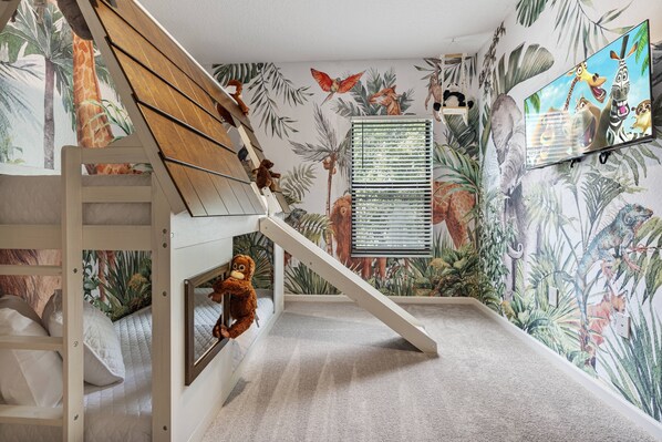 5 bedrooms, iron/ironing board, WiFi, bed sheets