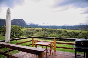 Superior Chalet, Mountain View | Outdoor dining - Pousada e Chalés Passaredo Canastra (São Roque de Minas)