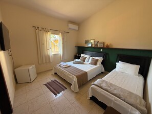 Suite estándar, vista a la montaña | Tabla de planchar con plancha, wifi gratis y ropa de cama 