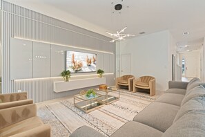Smart TV, fireplace