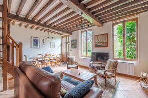 Fernseher, Kamin, DVD-Player, Stereoanlage