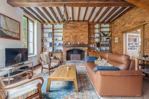 Télévision, cheminée, lecteur de DVD, chaîne hi-fi