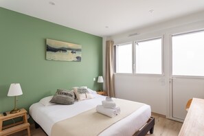 3 slaapkamers, een strijkplank/strijkijzer, gratis wifi, beddengoed