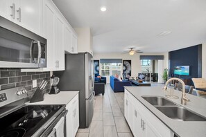 Een koelkast, een microgolfoven, een oven, een kookplaat