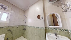 Badewanne und Dusche (separat), Handtücher, Seife, Shampoo
