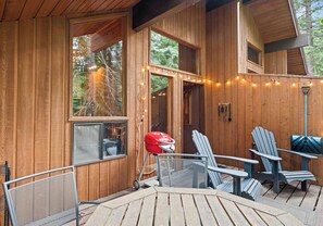 Terrace/patio - Chalet Chic - Comfortable & Clean Private Resort Condo Ski, Soak, Relax & Enjoy (Whitefish)