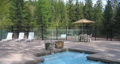 Chalet Chic. Private Lakefront. Children's Fish Pond. Explore Glacier, Ski, Hike