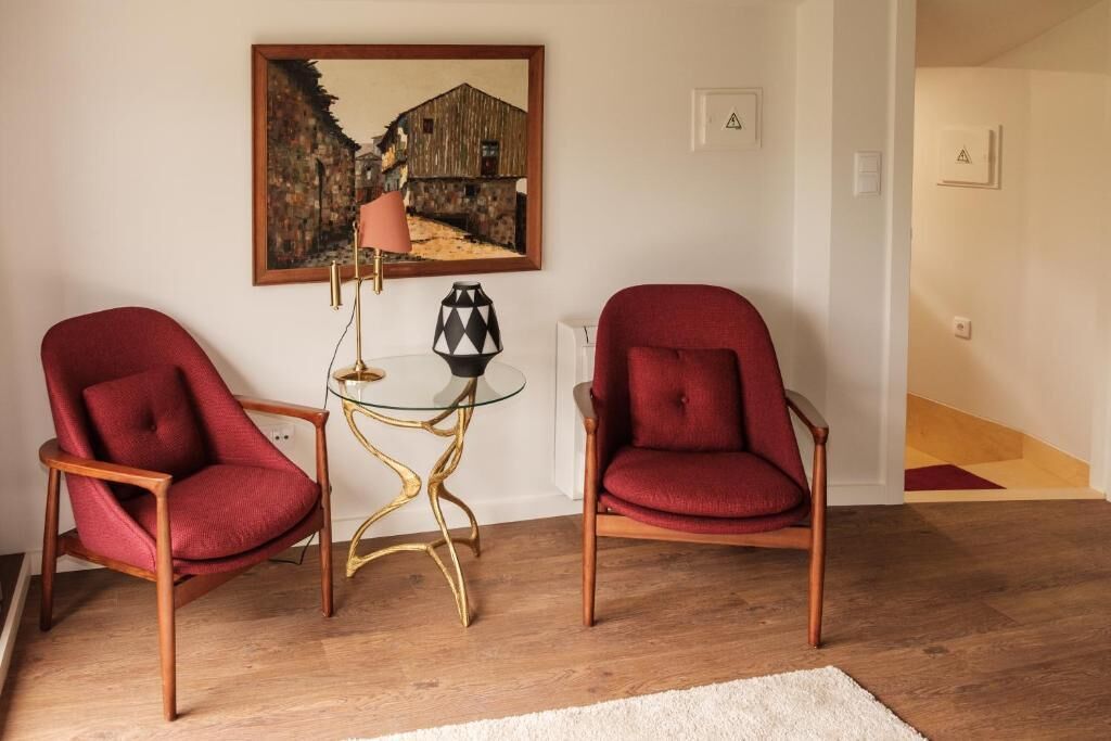 Luxury Suite, Garden View | Living area | 32-inch flat-screen TV with cable channels, books