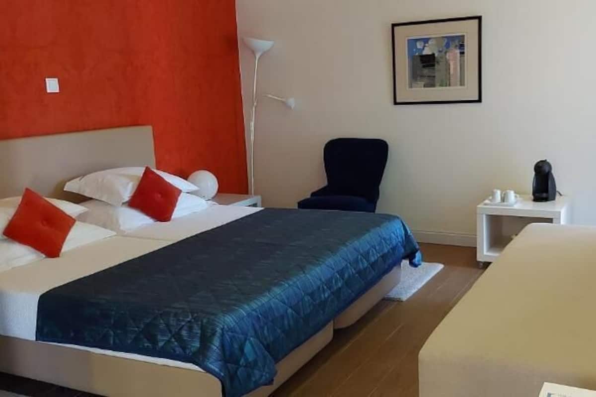 Familien-Doppel- oder -Zweibettzimmer, Gartenblick