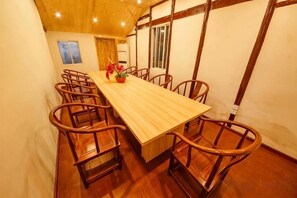 Un comedor con una mesa de madera y seis sillas.
