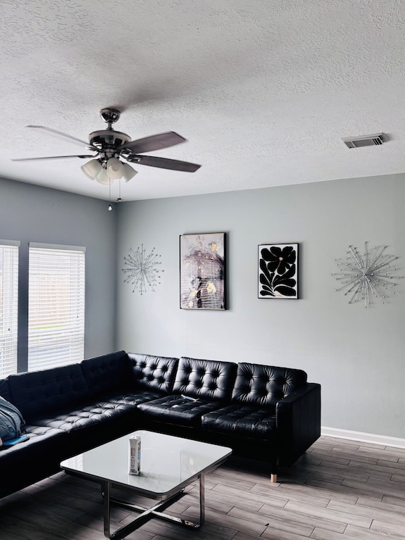 Spacious 4-bedroom With Pool In Charming Friendswood - Pasadena, TX