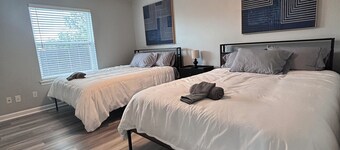 Spacious 4-bedroom with pool in charming Friendswood