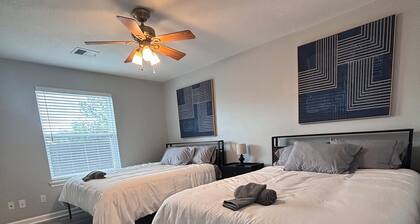 Spacious 4-bedroom with pool in charming Friendswood