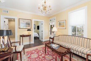 Smart TV - Historic 4-bedroom house in Gettysburg with AC, WiFi, walk to sites (Gettysburg)