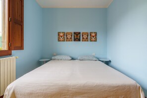 3 bedrooms, iron/ironing board, free WiFi, bed sheets