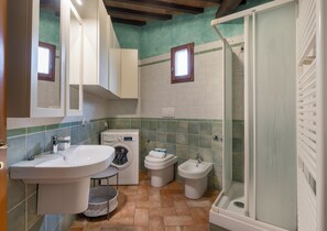 Dusche, Haartrockner, Bidet, Handtücher