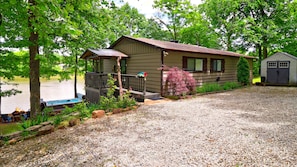 Exterior - Maple Hollow @ Water's Edge: Lakefront~Hot tub~Fire Pit~Kayaks~Pet Friendly (Fayetteville)
