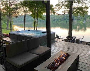 Terrace/patio - Maple Hollow @ Water's Edge: Lakefront~Hot tub~Fire Pit~Kayaks~Pet Friendly (Fayetteville)