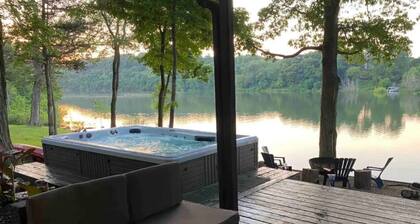 Water's Edge Maple Hollow: Lakefront~Hot tub~Fire Pit~Kayaks~Pet Friendly~& More