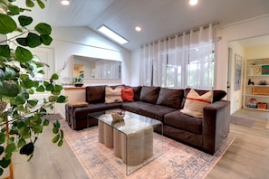 Interior - Maple Hollow @ Water's Edge: Lakefront~Hot tub~Fire Pit~Kayaks~Pet Friendly (Fayetteville)