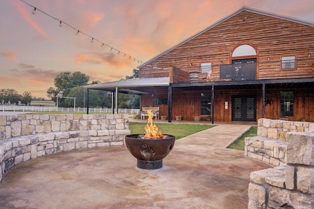 Terrace/patio. Cozy Darlin' Suite on the River