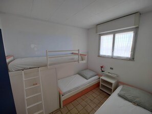 2 makuuhuonetta, silitysrauta/-lauta, ilmainen Wi-Fi, vuodevaatteet