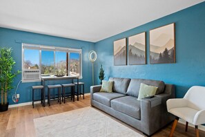 TV - 10 min Red Rocks | Family Friendly | Bike Storage (Golden)