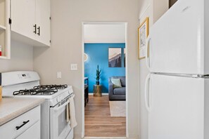 Kühlschrank, Mikrowelle, Ofen, Herdplatte