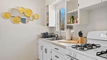 Een koelkast, een magnetron, een oven, een kookplaat