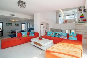 Televisie, videospelletjes, tafelvoetbal en een tafeltennistafel