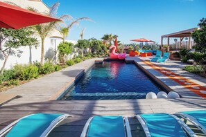 Utendørsbasseng og et oppvarmet basseng