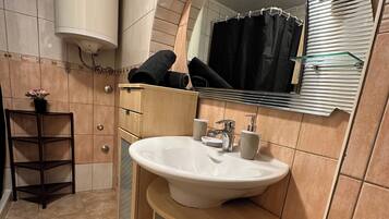 Apartemen | Kamar mandi | Shower dan handuk