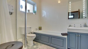 Une salle de bain avec une baignoire, des toilettes et un lavabo.