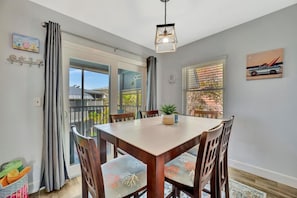Dining - 1 Bedroom Condo Steps from Shops, Beach, and More (Bradenton Beach)